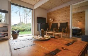 エーベルトフトにあるAmazing Home In Ebeltoft With 4 Bedrooms And Wifiのテーブルと食べ物の盛り合わせが備わる部屋