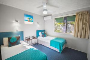 A bed or beds in a room at Airlie Apartments