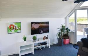 sala de estar con mesa blanca y TV en Lovely Home In Storvorde With Kitchen, en Egense
