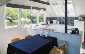 Egense的住宿－Lovely Home In Storvorde With Kitchen，厨房配有蓝色的桌子和一些窗户。