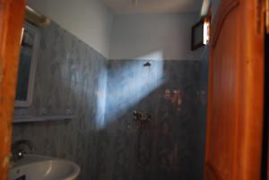 Imilchil的住宿－Auberge Tafilalt Bouzmou Bouzmou，带淋浴和盥洗盆的浴室