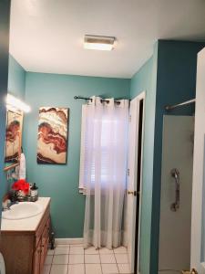 Ванная комната в Fearlessrose vacation Rental