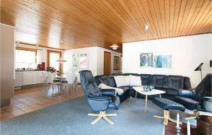 Vester SømarkenにあるAwesome Home In Nex With Kitchenのリビングルーム(ソファ、テーブル付)
