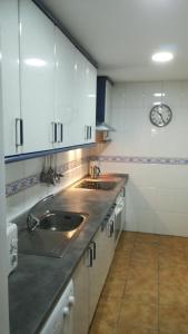 cocina con fregadero y encimera en Residencial Torre Bermeja, en Estepona
