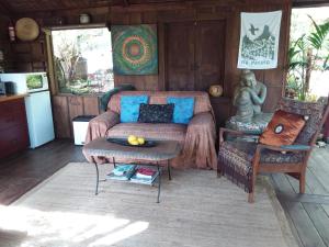 un soggiorno con divano e tavolo di Bali Haven a Coromandel