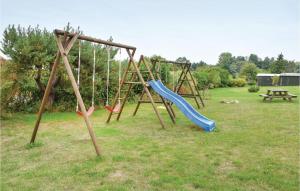 een speeltuin met een blauwe glijbaan in een veld bij Amazing Home In Knebel With Wifi in Knebel
