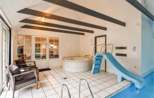 HusbyにあるBeautiful Home In Ulfborg With 6 Bedrooms, Sauna And Indoor Swimming Poolのバスルーム(青いスライド、バスタブ付)