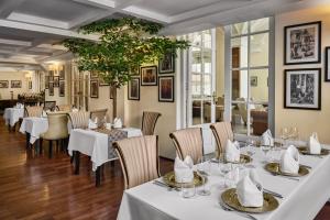 A restaurant or other place to eat at Palace Gate Hotel & Residence by EHM