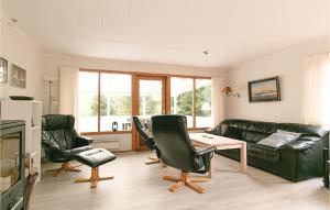 un soggiorno con divano, sedie e tavolo di Lrken a Bedegård