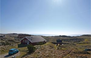 uma casa num campo com um carro estacionado na frente em Amazing Home In Fan With Sauna em Sønderho