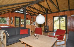 un soggiorno con un divano e un tavolo di Holiday Home Nybyvej a Fanø