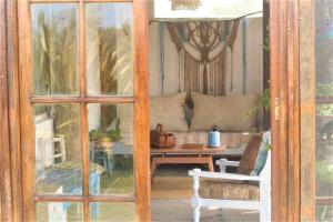 ein Wohnzimmer mit Sofa und Tisch in der Unterkunft El Rancho de arenas de Jose Ignacio in José Ignacio + 12 Fotos