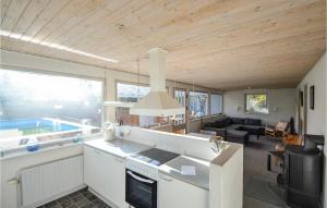 エーベルトフトにあるBeautiful Home In Ebeltoft With 3 Bedrooms, Sauna And Outdoor Swimming Poolのキッチン、プールの景色を望むリビングルーム