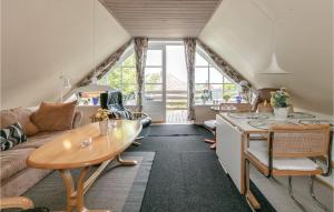 uma cozinha e sala de estar com um sofá e uma mesa em Skagenhuset Lejl, 3 em Allinge