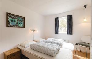 ein Schlafzimmer mit einem Bett und einem Stuhl darin in der Unterkunft Fyrreroden in Vester Sømarken