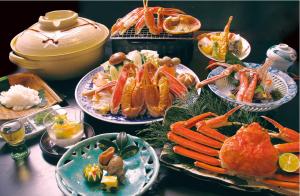 stół z talerzami owoców morza i warzyw w obiekcie Suizansou w mieście Toyooka