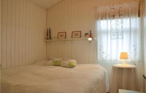 ホーンバックにある4 Bedroom Amazing Home In Hornbkのベッドルーム1室(ランプ付)