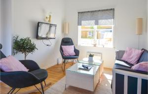 sala de estar con 2 sillas, sofá y mesa en Krabben 301 en Ebeltoft