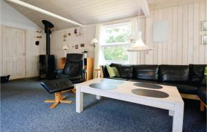 Posezení v ubytování Two-Bedroom Holiday Home In Tarm