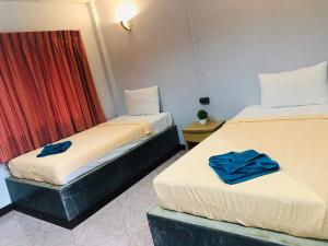 una camera con due letti con asciugamani blu di Lovely Lanta Resort a Ko Lanta