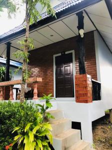 una casa con una porta e scale davanti di Lovely Lanta Resort a Ko Lanta