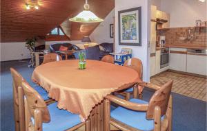 een keuken en eetkamer met een tafel en stoelen bij Beautiful Apartment In Todtmoos With 2 Bedrooms And Wifi in Todtmoos