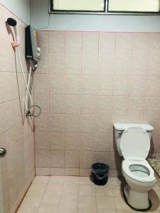 bagno con servizi igienici e telefono appeso al muro di Lovely Lanta Resort a Ko Lanta Altre 29 foto