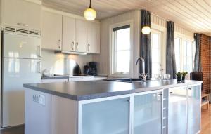 Kuchyň nebo kuchyňský kout v ubytování Holiday Home Julianevej Hvide Sande X