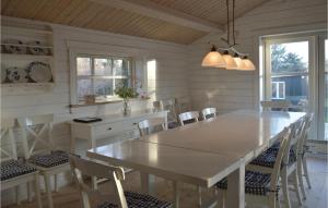 ein Esszimmer mit einem weißen Tisch und Stühlen in der Unterkunft Lovely Home In Vejby With Sauna in Vejby