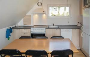 HejlsにあるBeautiful Home In Hejls With Kitchenのキッチン(木製のテーブル、椅子付)