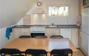una cucina con un tavolo e delle sedie in legno di Holiday Home Ternevej Hejls X a Hejls Altre 7 foto