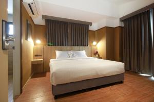 ein Schlafzimmer mit einem großen Bett in einem Zimmer in der Unterkunft Mybed Chonburi in Ban Nong Tako