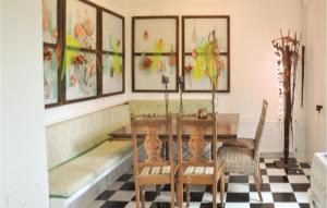 comedor con mesa y pinturas en la pared en Awesome Home In Faaborg With 3 Bedrooms And Wifi, en Faaborg