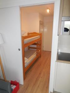 een kleine kamer met stapelbedden in een kamer bij SKI DORIS 310 Flaine Forêt in Flaine