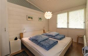 Strandby GårdeにあるCassiopejaのベッドルーム1室(ベッド2台、シャンデリア付)