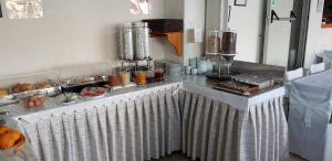 Кухня или мини-кухня в Hotel Philoxenia
