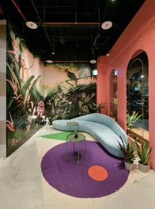 台中的住宿－逢甲金瑞文旅，墙上挂着紫色地毯和植物的房间