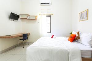 Un pat sau paturi într-o cameră la RedDoorz Syariah near Assalaam - UMS +13 fotografii