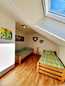 Llit o llits en una habitació de Ferienwohnung am Kirnbergsee