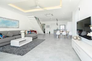 Μια τηλεόραση ή/και κέντρο ψυχαγωγίας στο Villa Palm Vista - Private-Pool, Luxury Villa near Bangrak Beach +23 φωτογραφίες