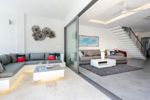 un soggiorno con divano e tavolo di Villa Palm Vista - Private-Pool, Luxury Villa near Bangrak Beach a Bophut