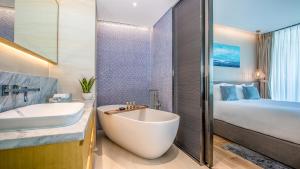 Giường trong phòng chung tại Sel de Mer Hotel & Suites