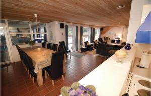 ブラーバンドにあるStunning Home In Blvand With 5 Bedrooms, Sauna And Wifiのキッチン、ダイニングルーム(テーブル、椅子付)