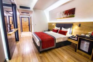 Postel nebo postele na pokoji v ubytování Ramada Encore by Wyndham Gebze