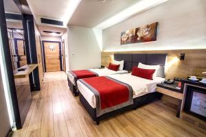 Postel nebo postele na pokoji v ubytování Ramada Encore by Wyndham Gebze