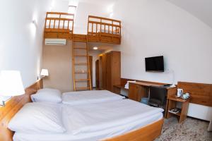 Postel nebo postele na pokoji v ubytování Hotel Sluneční dvůr