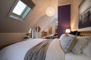 Un dormitorio con una cama grande con ventana. en Bluegums Retreat, en Hepburn Springs