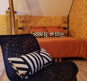 Un ou plusieurs lits dans un hébergement de l'établissement Au Soleil Vert - Chambre de charme avec spa et sauna privés