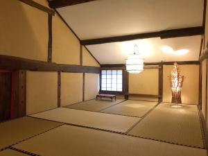 Llit o llits en una habitació de ゲストハウス忍茶