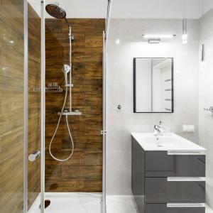 un baño con ducha y lavabo en Apartament GOLD Gardenia Dziwnów, en Dziwnów